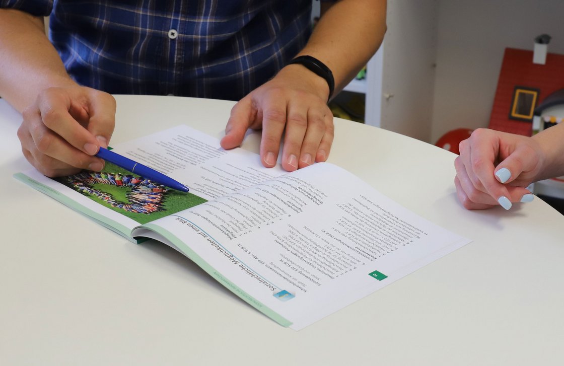Quelle: Universitätsklinikum Ulm Gesprächssituation mit Broschüre