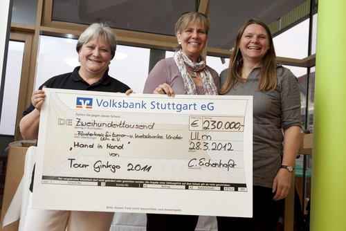 Elvira Wäckerle, Vorsitzende des Förderkreises für tumor- und leukämiekranke Kinder Ulm e.V. sowie Christiane Eichenhofer und Beate Müller von der Christiane-Eichenhofer-Stiftung e.V.; Foto: Universitätsklinikum Ulm.