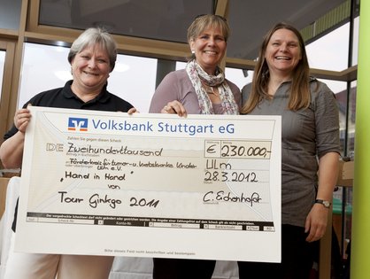 Elvira Wäckerle, Vorsitzende des Förderkreises für tumor- und leukämiekranke Kinder Ulm e.V. sowie Christiane Eichenhofer und Beate Müller von der Christiane-Eichenhofer-Stiftung e.V.; Foto: Universitätsklinikum Ulm.