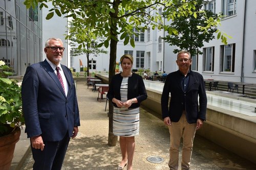 Professor Jörg Fegert, Ärztlicher Direktor der Klinik für Kinder- und Jugendpsychiatrie/ Psychotherapie am Universitätsklinikum Ulm, mit Bundesfamilienministerin Dr. Franziska Giffey und dem Unabhängigen Beauftragten für Fragen des sexuellen Kindesmissbrauchs Johannes Wilhelm Rörig