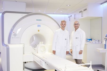 Das Zentrum für Bildgebung im Uniklinikum Ulm unter der Leitung der Kliniken für Radiologie (Prof. Dr. med. Meinrad Beer li.) und Nuklearmedizin (Prof. Dr. med. Ambros Beer re.), verfügt mit dem PET/MRT über ein Diagnostik-Hybrid-Gerät der neuesten Generation
