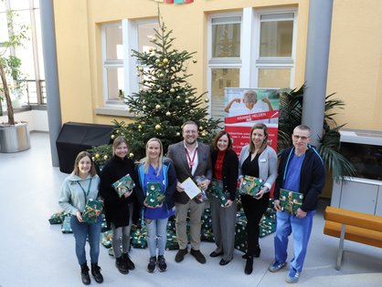 Theresa Ochs, Mitarbeiterin bei Galeria Kaufhof in Ulm, Katrin Smilevski, Erzieherin auf der KK6, Michaela Mang, Erzieherin auf der KK3, Markus Pinzner, Geschäftsführer der Galeria Kaufhof-Filiale in Ulm, Julitta Hohl, Stationsleitung der KK1/NAF und HSA an der Klinik für Kinder- und Jugendmedizin, Vanessa Missel, Bereichsleitung der Stationen KK1, KK2, KK3, KK6, KK7 und KKCH sowie den Tageskliniken und Ambulanzen der Klinik und Prof. Dr. Manfred Hönig, Leitender Oberarzt an der Klinik für Kinder- und Jugendmedizin.