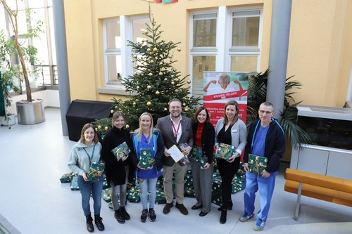 Theresa Ochs, Mitarbeiterin bei Galeria Kaufhof in Ulm, Katrin Smilevski, Erzieherin auf der KK6, Michaela Mang, Erzieherin auf der KK3, Markus Pinzner, Geschäftsführer der Galeria Kaufhof-Filiale in Ulm, Julitta Hohl, Stationsleitung der KK1/NAF und HSA an der Klinik für Kinder- und Jugendmedizin, Vanessa Missel, Bereichsleitung der Stationen KK1, KK2, KK3, KK6, KK7 und KKCH sowie den Tageskliniken und Ambulanzen der Klinik und Prof. Dr. Manfred Hönig, Leitender Oberarzt an der Klinik für Kinder- und Jugendmedizin.