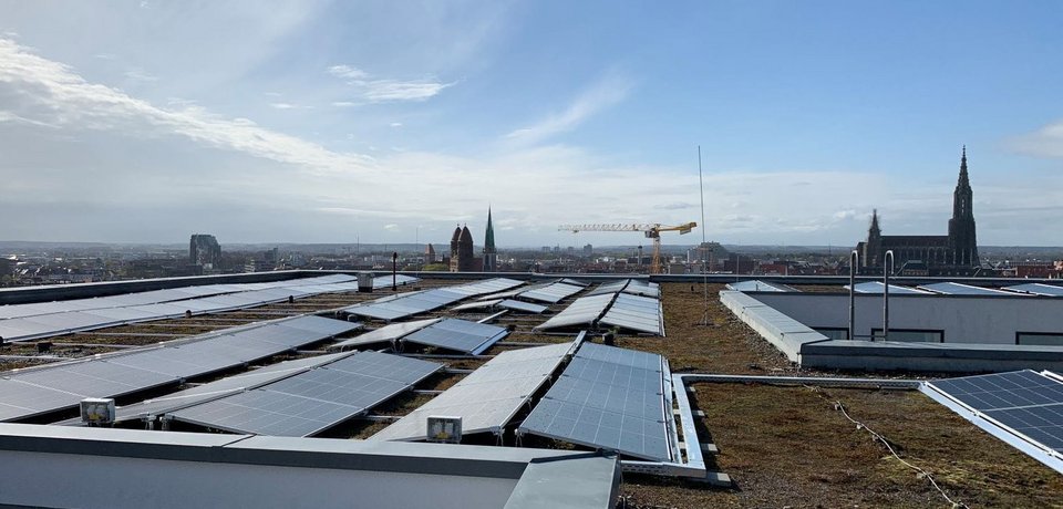 PV-Module auf dem Dach der HNO-Klinik