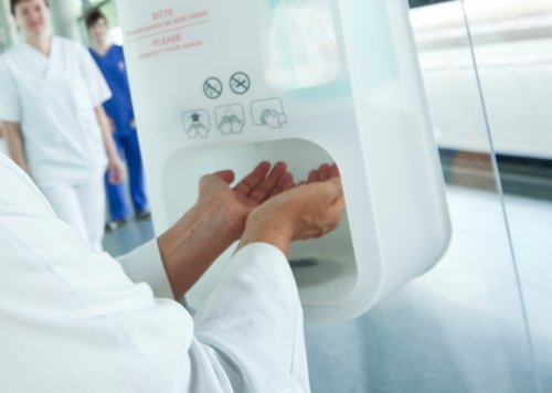 Zum Schutz der Patient*innen und der Mitarbeiter*innen steht die Händehygiene im Fokus Foto: Universitätsklinikum Ulm 