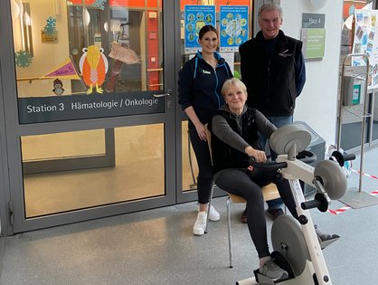 Die onkologische Station der Klinik für Kinder- und Jugendmedizin ist dank der Spende des Förderkreis für tumor- und leukämiekranke Kinder Ulm e.V. nun im Besitz einer MOTOmed Bewegungstherapie. Die Übergabe fand zwischen Elvira Wäckerle (vorne) und Herbert Mayer (hinten rechts) vom Förderkreis sowie Lisa Schimmele von der Kinderonkologie (hinten links) statt.