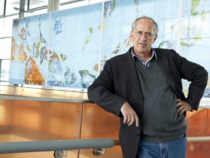 Stephan Huber bei der Installation seiner Kunstwerke im Neubau der Chirurgie _ UK Ulm