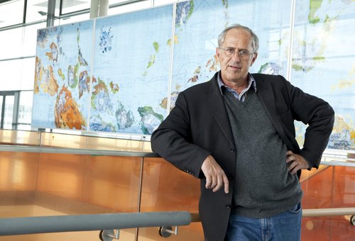 Stephan Huber bei der Installation seiner Kunstwerke im Neubau der Chirurgie _ UK Ulm