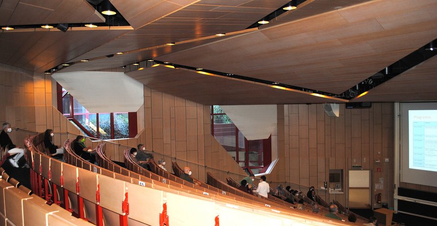 Blick in den Hörsaal mit einigen Zuhörern der Vorträge