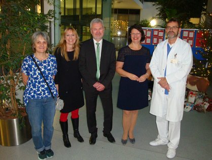 Bei der Geschenkübergabe in der Kinderklinik: v.l. Gabi Zeimert-Geringer (Erzieherin in der Kinderklinik), Julitta Hohl (Stationsleitung Aufnahmestation), Herr Hans-Peter Weber (Personalleiter Galeria Kaufhof Ulm), Doris Lindhorst (Geschäftsleitung Galeria Kaufhof Ulm) und Prof. Dr. Helmut Hummler, Leitender Oberarzt und Leiter der Sektion Neonatologie und Geburtshilfe (Fotos: Galeria Kaufhof Ulm) (Foto: Galeria Kaufhof Ulm)