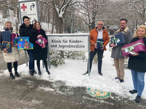 Das Personal der Klinik für Kinder- und Jugendmedizin freut sich über die vielen Geschenke, die auch in diesem Jahr durch den Charity-Baum von Galeria Kaufhof zusammengekommen sind.