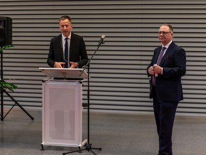 Prof. Dr. Udo X. Kaisers (l.) und Dipl.-Kfm. Hartmut Masanek (r.) begrüßen zu Beginn die Gäste in einem Dialog