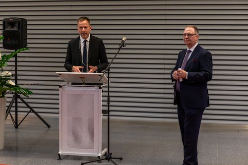 Prof. Dr. Udo X. Kaisers (l.) und Dipl.-Kfm. Hartmut Masanek (r.) begrüßen zu Beginn die Gäste in einem Dialog