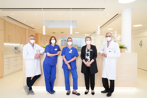 Das Team der UKU-Frauenklinik freut sich darauf, die neuen Räumlichkeiten im Kreißsaal zu beziehen: (v.l.) Professor Frank Reister, Leiter der Sektion Geburtshilfe, Susanne Lehr, Hebamme und Bereichsleiterin Geburtshilfe, Katrin Lederbogen, Hebamme und Leiterin Kreißsaal, Katrin Huber, Pflegedienstleitung der Klinik für Frauenheilkunde und Geburtshilfe und Professor Wolfgang Janni, Ärztlicher Direktor der Klinik für Frauenheilkunde und Geburtshilfe.