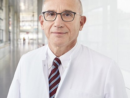 Professor Dr. Hartmut Döhner ist Ärztlicher Direktor der Klinik für Innere Medizin III am Universitätsklinikum Ulm und Co-Autor der QUAZAR Studie.