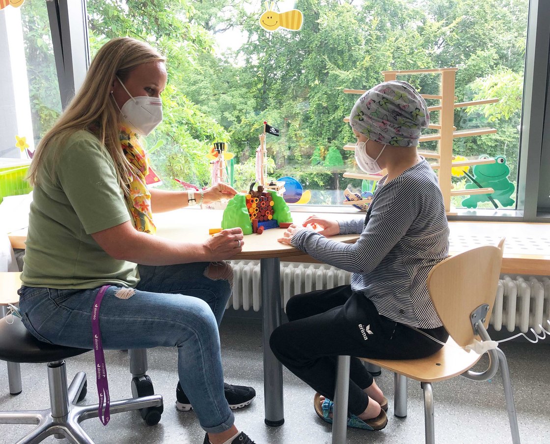 Quelle: Universitätsklinikum Ulm Patientin und Erzieherin bei einem Spiel im Spielzimmer