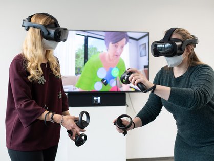 Medizinstudentinnen üben eine Behandlungssituation in der virtuellen Realität