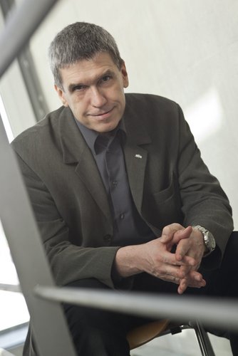 Prof. Lutz Dürselen forscht am Institut für Unfallchirurgische Forschung und Biomechanik der Ulmer Universitätsmedizin (Foto: Heiko Grandel/Uniklinik Ulm)