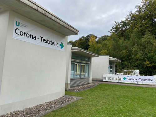 Beschilderung außerhalb der Corona-Teststelle
