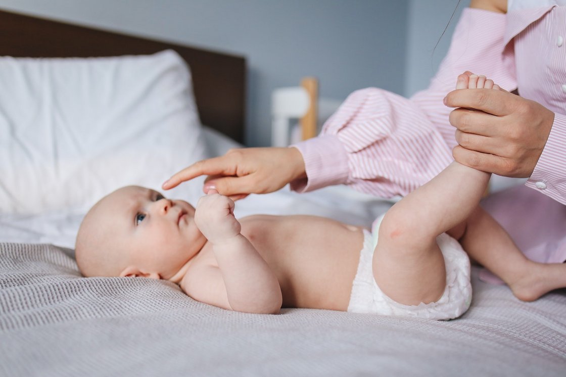 Baby auf einem Bett 