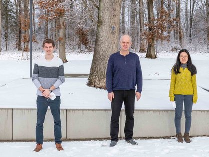 Das Autorenteam der Universität Ulm (v.l.): Dr. Janis Müller, Jan Lawrenz, Prof. Frank Kirchhoff, Qinya Xie und Fabian Zech