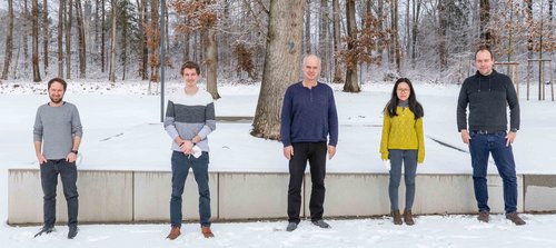 Das Autorenteam der Universität Ulm (v.l.): Dr. Janis Müller, Jan Lawrenz, Prof. Frank Kirchhoff, Qinya Xie und Fabian Zech