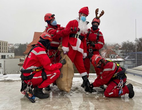 Letzte Vorbereitungen: Das Team der Höhenrettung prüft alle Sicherungen bevor der Nikolaus seinen Weg nach unten antritt.