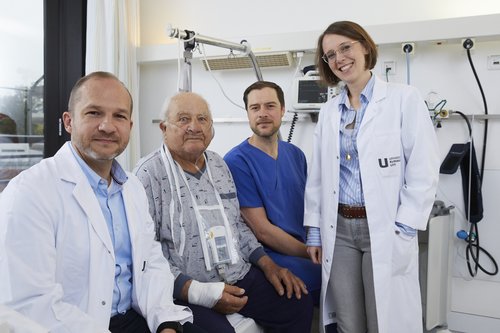 Erstmals wurde im Uniklinikum Ulm ein Cardioband bei einem Patienten mit Trikuspidalklappeninsuffizienz eingesetzt. Von links: Oberarzt Dr. Sinisa Markovic , Patient Jürgen Kleen, Dr. Leonhard Schneider und Oberärztin PD Dr. Mirjam Keßler. 