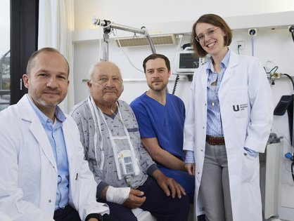 Erstmals wurde im Uniklinikum Ulm ein Cardioband bei einem Patienten mit Trikuspidalklappeninsuffizienz eingesetzt. Von links: Oberarzt Dr. Sinisa Markovic , Patient Jürgen Kleen, Dr. Leonhard Schneider und Oberärztin PD Dr. Mirjam Keßler. 