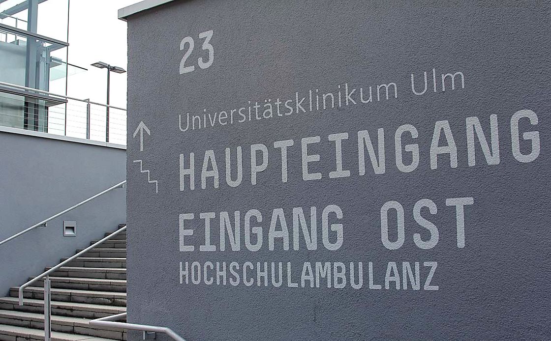 Fußweg zur Zahnklinik mit Pfeilkennzeichnung