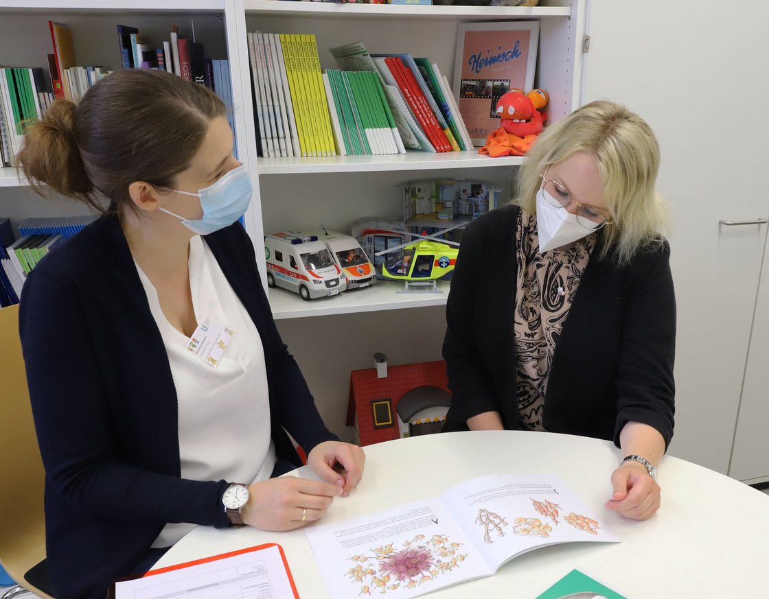 Quelle: Universitätsklinikum Ulm Zwei Frauen sitzen sich in einer Gesprächssituation gegenüber