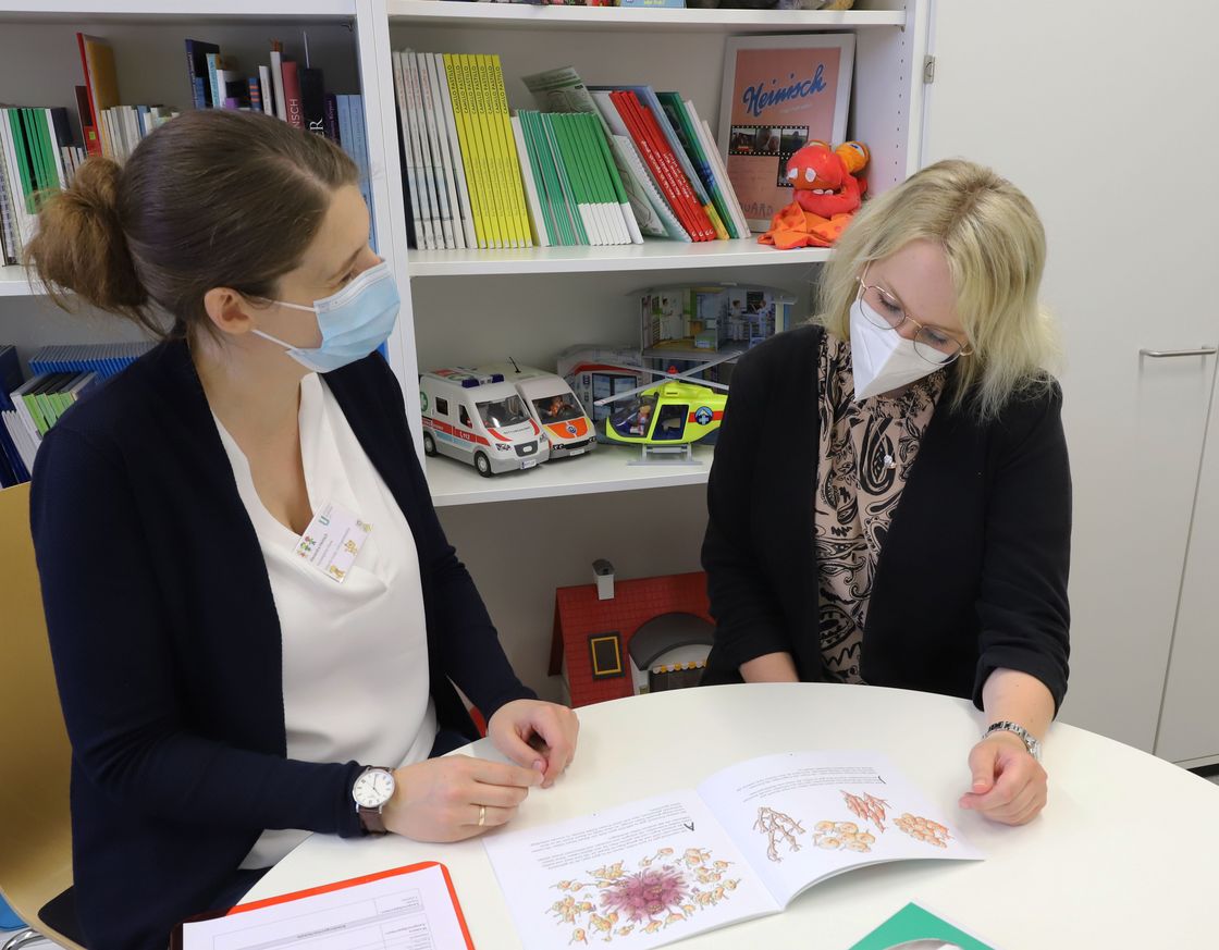 Quelle: Universitätsklinikum Ulm Zwei Frauen sitzen sich in einer Gesprächssituation gegenüber