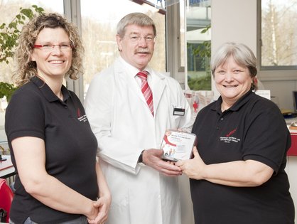 Der Leiter der Blutspenderabteilung, Dr. Markus Wiesneth sowie Diana Reizle (li.) und Elvira Wäckerle vom Förderkreis für tumor- und leukämiekranke Kinder Ulm e.V., Bild: Universitätsklinikum Ulm