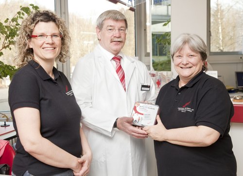 Der Leiter der Blutspenderabteilung, Dr. Markus Wiesneth sowie Diana Reizle (li.) und Elvira Wäckerle vom Förderkreis für tumor- und leukämiekranke Kinder Ulm e.V., Bild: Universitätsklinikum Ulm