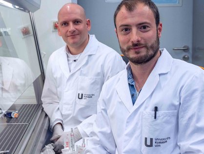 Jun. Prof. Konstantin Sparrer, links, und Maximilian Hirschenberger im Labor. 