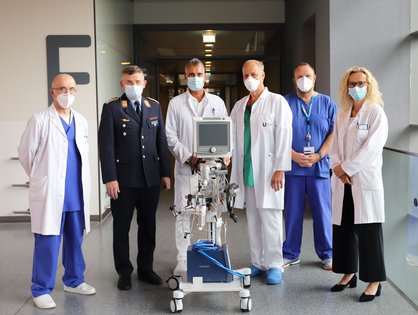 Gruppenfoto: Prof. Karl Träger, Leiter der Interdisziplinären operativen Intensivstation am UKU, Oberstarzt Dr. Ralf Hartmann MBA, stellvertretender Kommandeur und Ärztlicher Direktor des BWK Ulm, Prof. Andreas Liebold, Ärztlicher Direktor der Klinik für Herz-, Thorax- und Gefäßchirurgie am UKU, Günter Albrecht, Leiter Kardiotechnik am UKU, Ulrich Kottke, Fachintensivpfleger und Stationsleitung Interdisziplinäre operative Intensivstation am UKU, Prof. Bettina Jungwirth, Ärztliche Direktorin der Klinik für Anästhesiologie und Intensivmedizin am UKU.