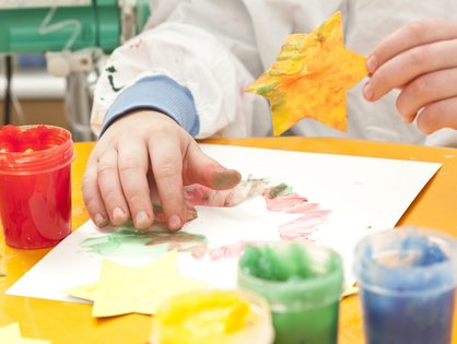 Kunsttherapie hilft kleinen Patienten beim Verarbeiten ihrer Krankheit (Foto: UK Ulm)