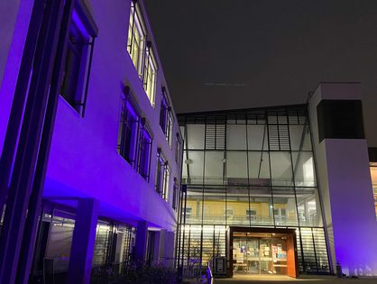 Quelle: Universitätsklinikum Ulm Kinderklinik lila beleuchtet