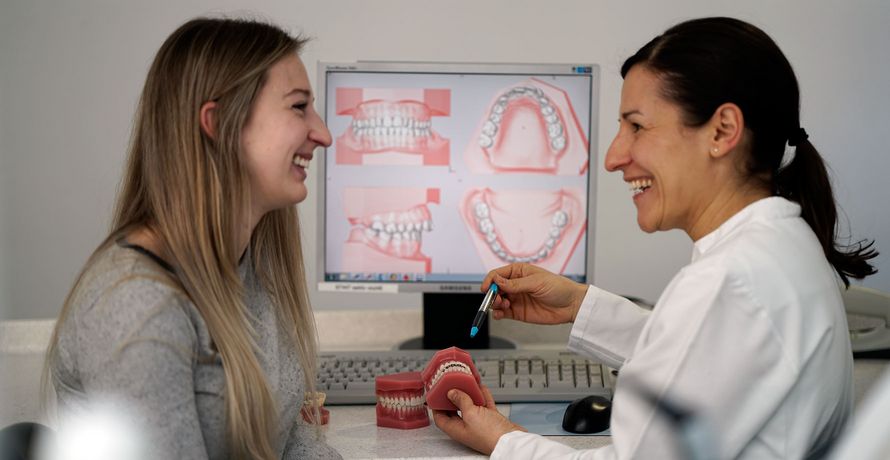 Illustration: Consultation between patient and doctor