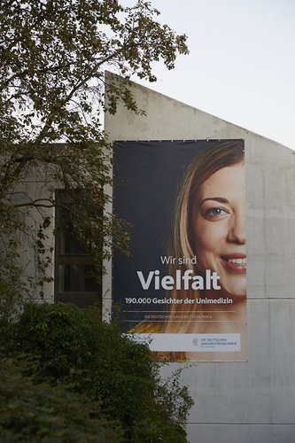 Jetzt am Michelsberg - das Großbanner zur Kampagne "Wir sind Vielfalt. 190.000 Gesichter der Unimedizin"  Foto: Uniklinik Ulm/Matthias Schmiedel 