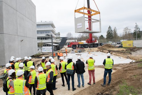 Das erste Modul für das neue Hochsicherheits-Labor der Ulmer Universitätsmedizin wird aufgestellt.