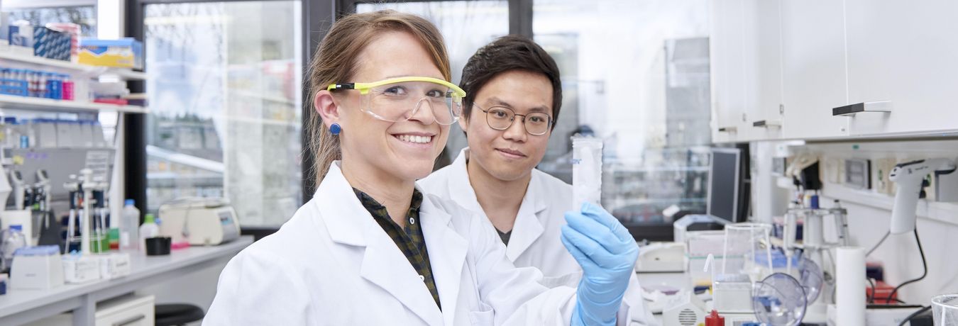 Zwei junge Wissenschaftler in einem Labor