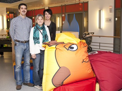 v.l.: Dr. Markus Kunze, erster Vorsitzender des Akkordeon-Spielrings Erbach, Gabi Zeimert-Gehringer, Erzieherin auf der Onkologischen Station der Universitätsklinik für Kinder- und Jugendmedizin sowie Sigi Brachmann, Dirigentin des Akkordeon-Jugendorchesters (Foto: UK Ulm)
