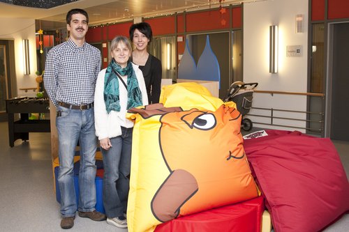 v.l.: Dr. Markus Kunze, erster Vorsitzender des Akkordeon-Spielrings Erbach, Gabi Zeimert-Gehringer, Erzieherin auf der Onkologischen Station der Universitätsklinik für Kinder- und Jugendmedizin sowie Sigi Brachmann, Dirigentin des Akkordeon-Jugendorchesters (Foto: UK Ulm)