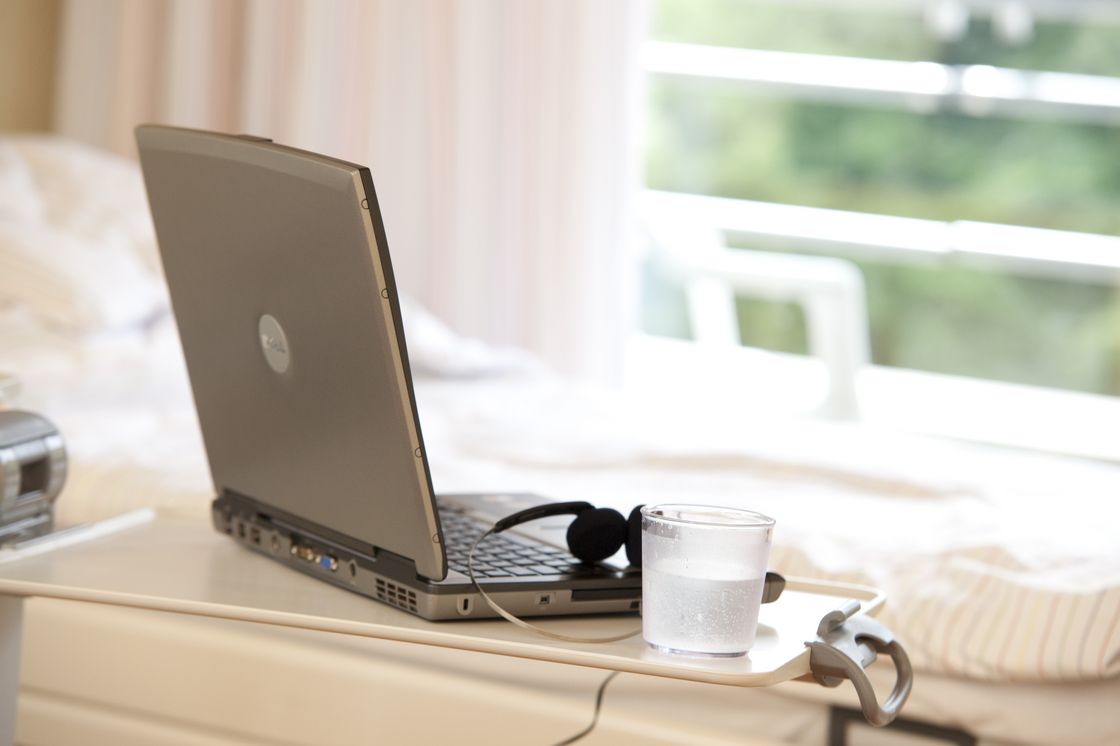 Quelle: Universitätsklinikum Ulm Laptop auf einem Klinikbett