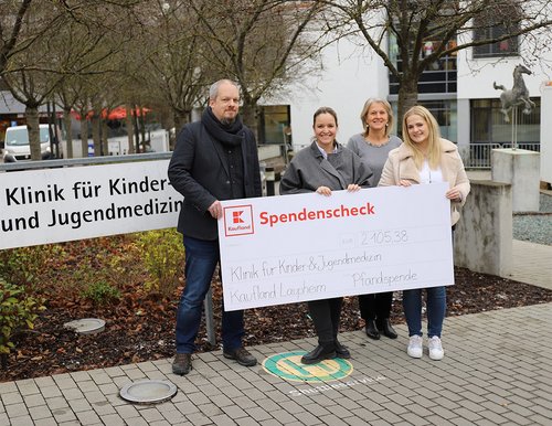 Übergabe des Spendenschecks vor der Klinik für Kinder- und Jugendmedizin am Universitätsklinikum Ulm