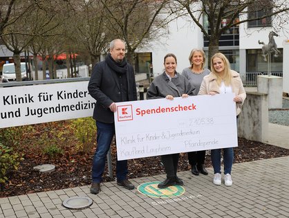 Übergabe des Spendenschecks vor der Klinik für Kinder- und Jugendmedizin am Universitätsklinikum Ulm