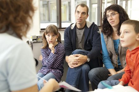 Eine Familie im Gesoräch mit einer Ärztin