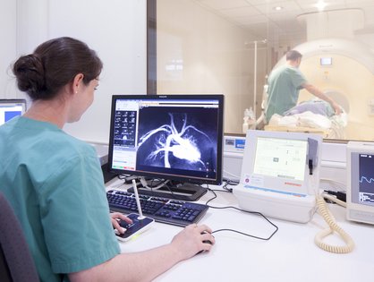 Ein Kardio-MRT liefert wichtige Informationen zur Diagnose und kann häufig eine invasive Herzkatheteruntersuchung ersetzen. (Foto: Universitätsklinikum Ulm)