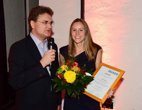 Dr. Katja Kohlsdorf '(Universitätsklinikum Ulm) und Dr. Dirk Schnabel (Schatzmeister der DGKED e.V.)  bei der Preisverleihung